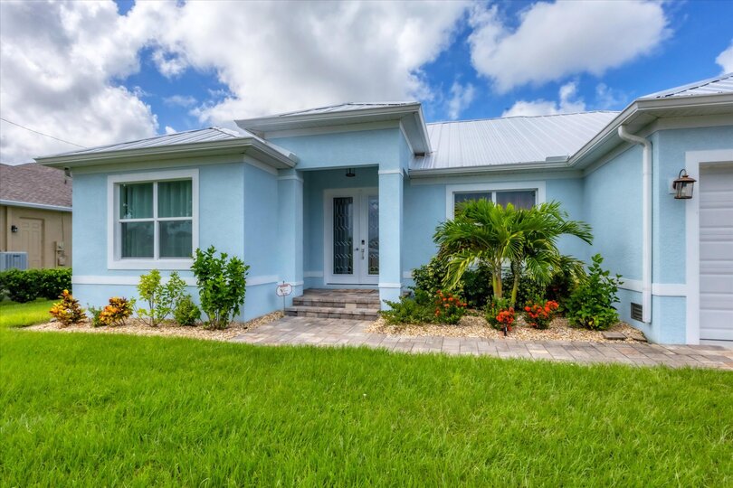 Gorgeous Englewood Waterfront Home With Private Pool