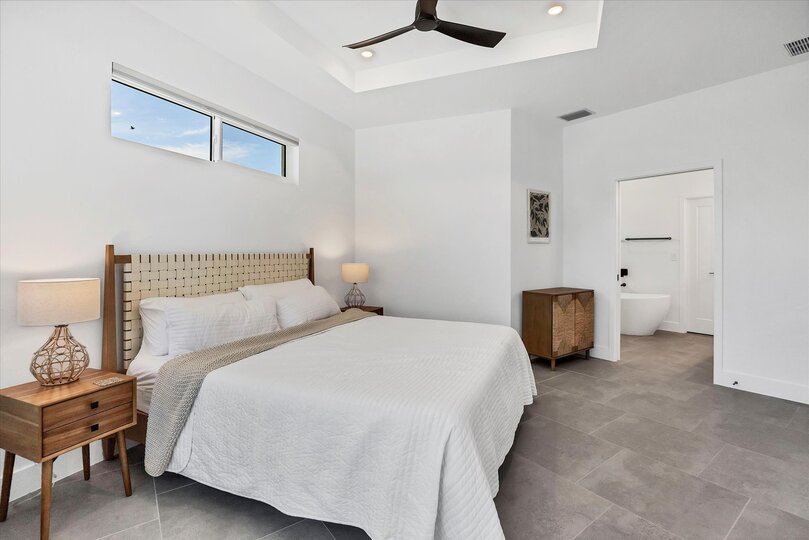 Primary bedroom with king bed, lanai Access, en suite, and 40-inch Smart TV