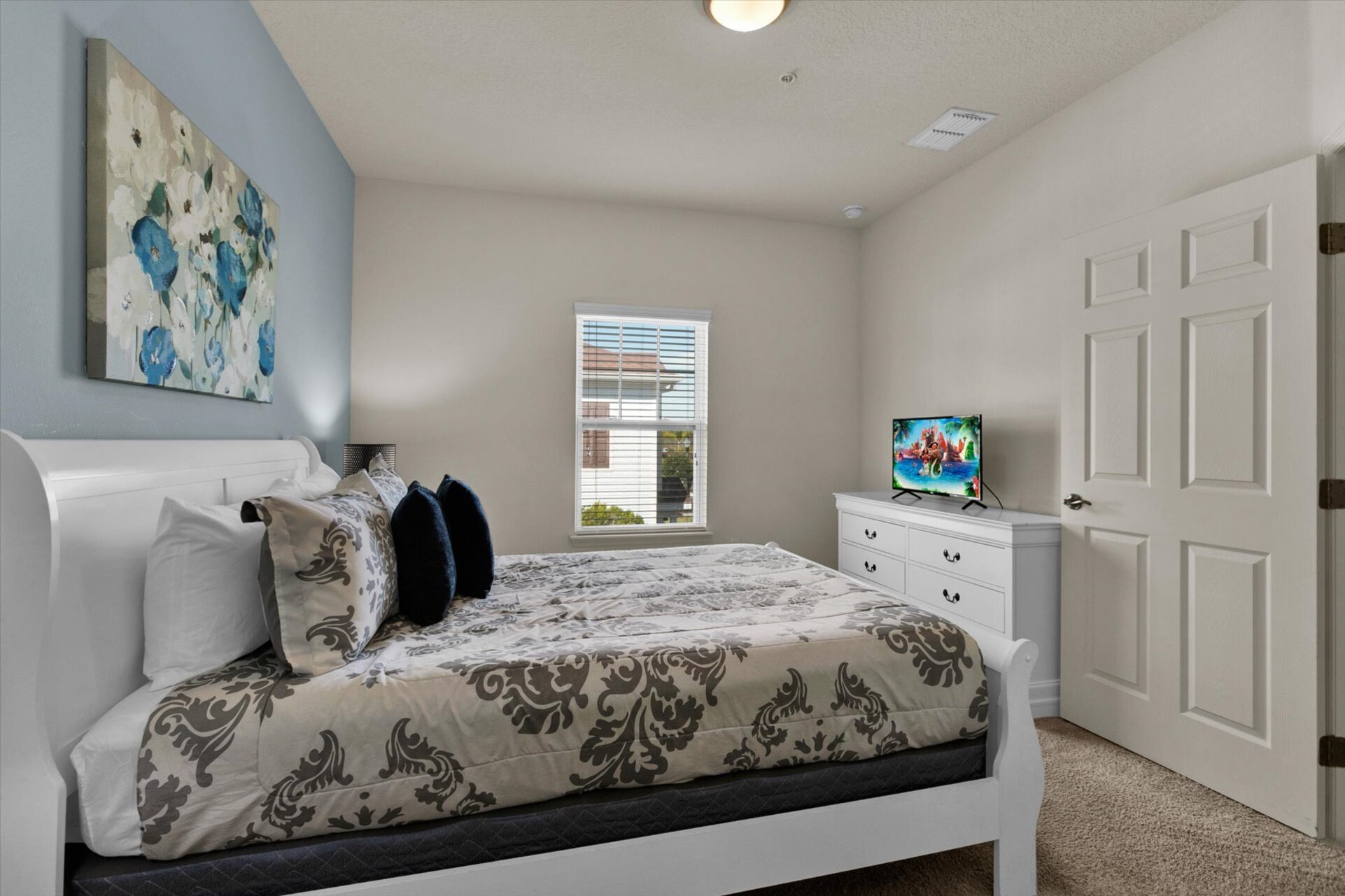 Queen Suite Bedroom 2 (Angle)
32" Roku TV
