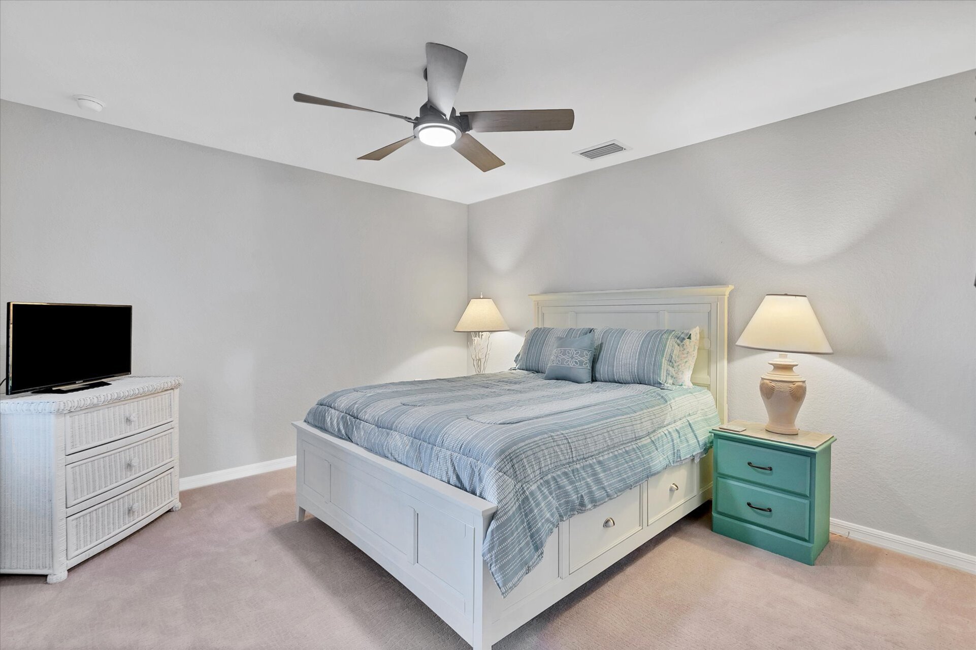 Guest bedroom with queen bed