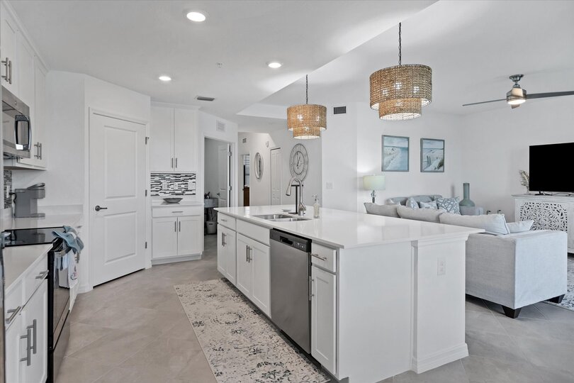 Gorgeous, bright, fully-equipped kitchen