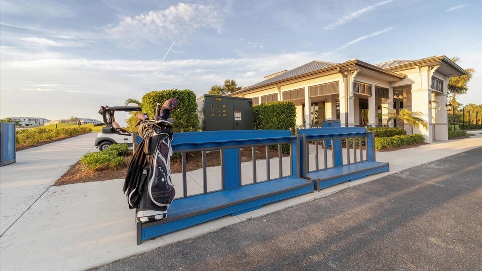 Heritage Landing clubhouse bag parking