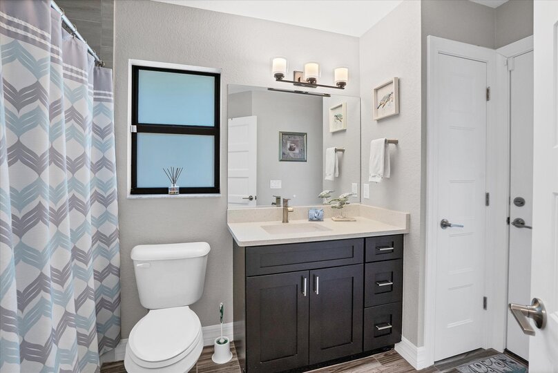 Guest bathroom with shower/tub combo