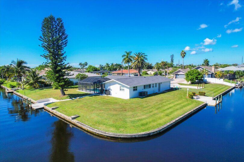 Beautiful 3 bedroom, 2 bathroom waterfront Cape Coral home with private pool