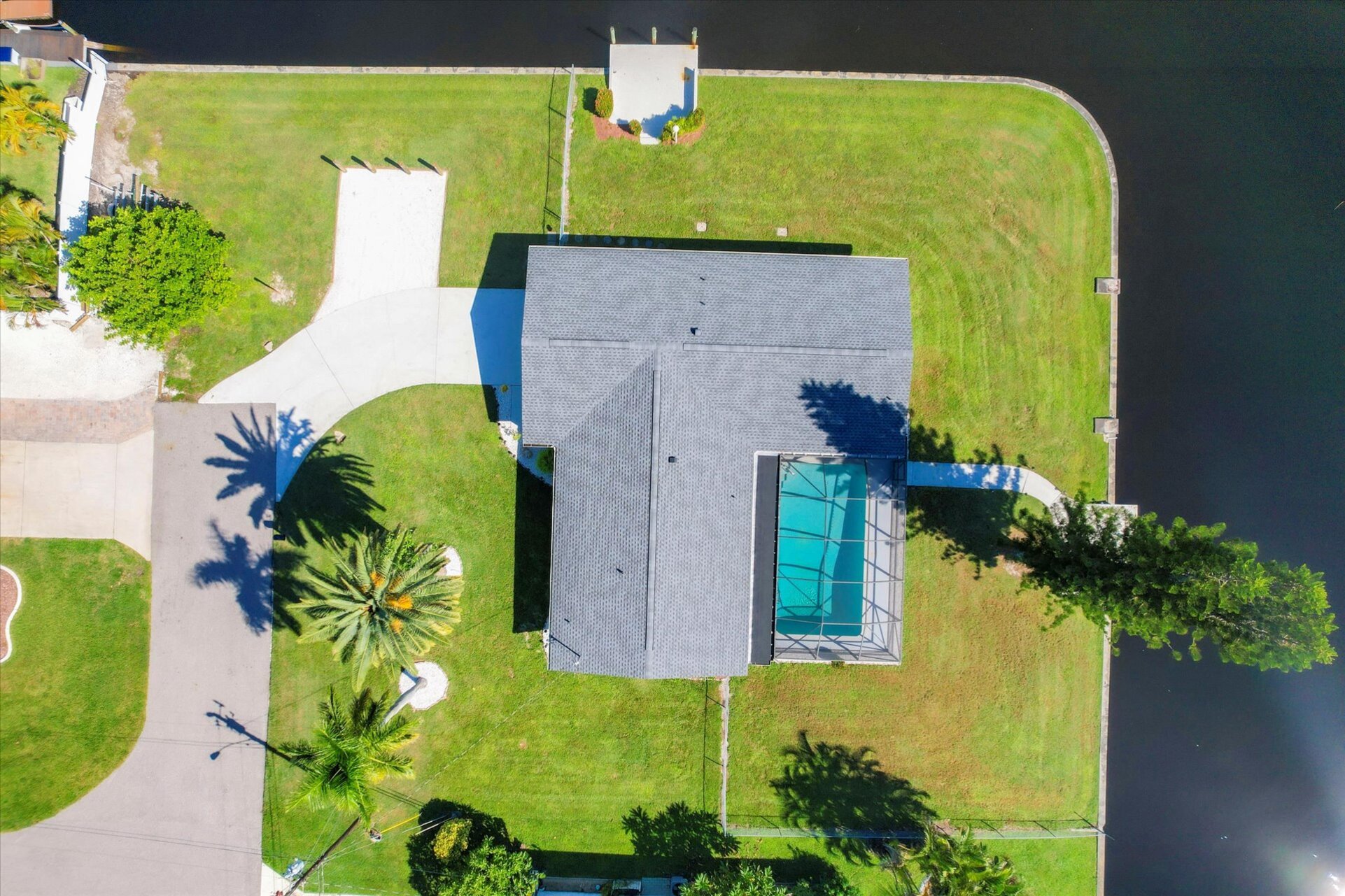 Beautiful 3 bedroom, 2 bathroom waterfront Cape Coral home with private pool