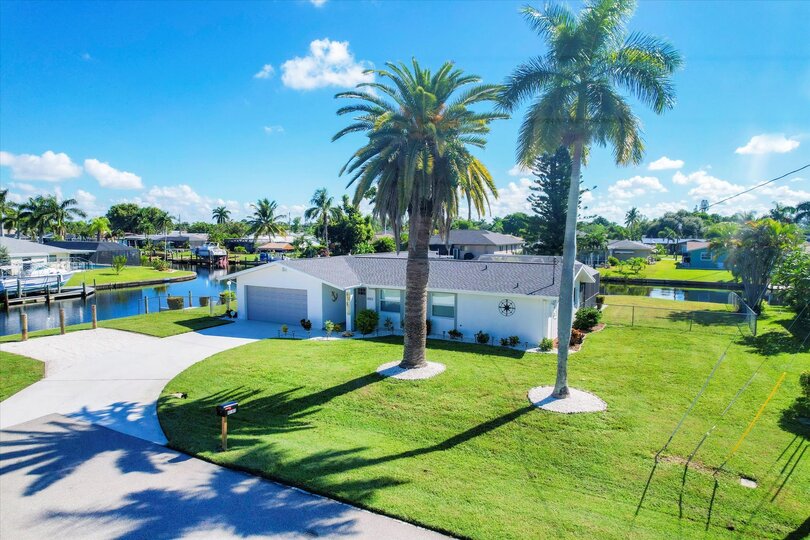 Beautiful 3 bedroom, 2 bathroom waterfront Cape Coral home with private pool