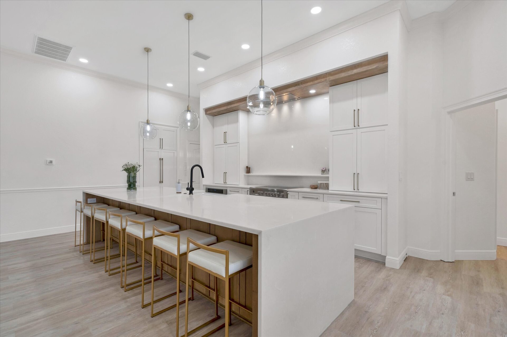 Bar stools at the Kitchen island seat 7