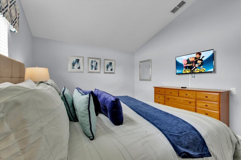 King Bedroom 4 (Angle)
39" TV