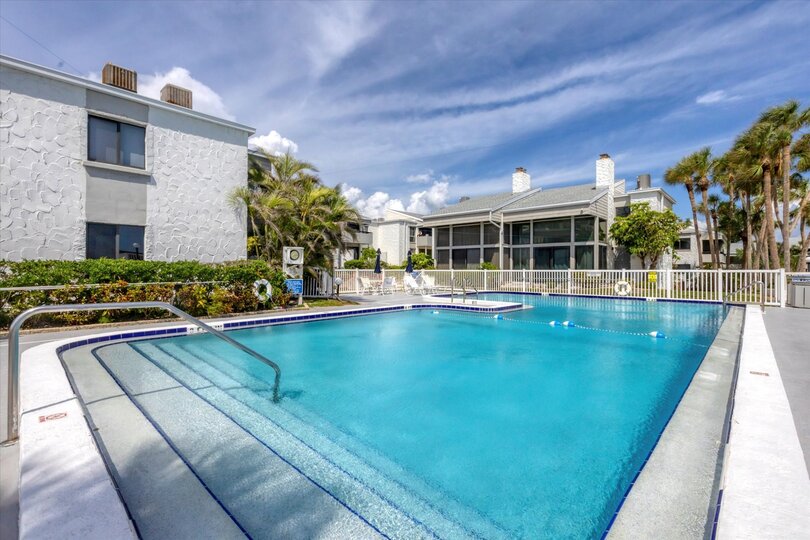 Large community pool overlooking Venice Beach and the Gulf of Mexico