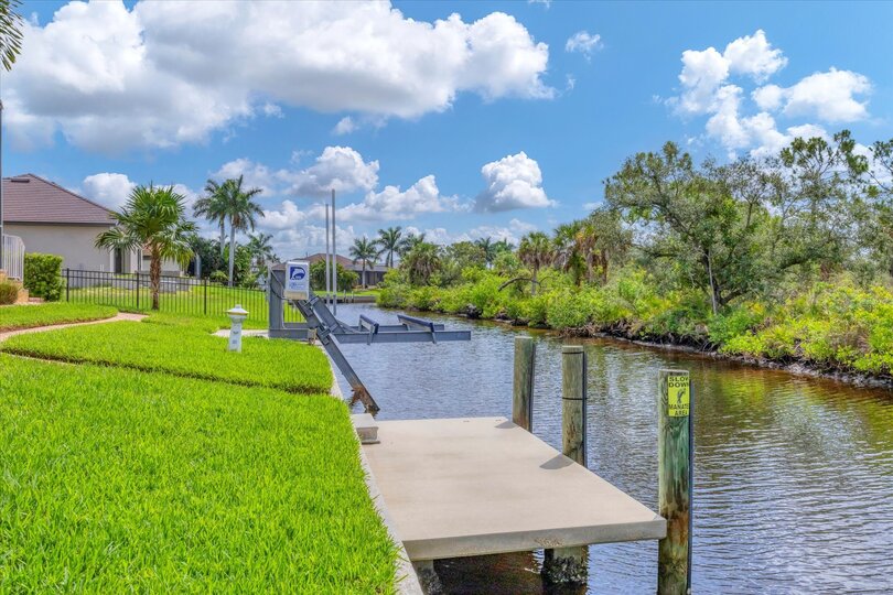 Boat dock. (Boat lift is not for guest use). Dock size is 14' x 6'. Dock also fish lights