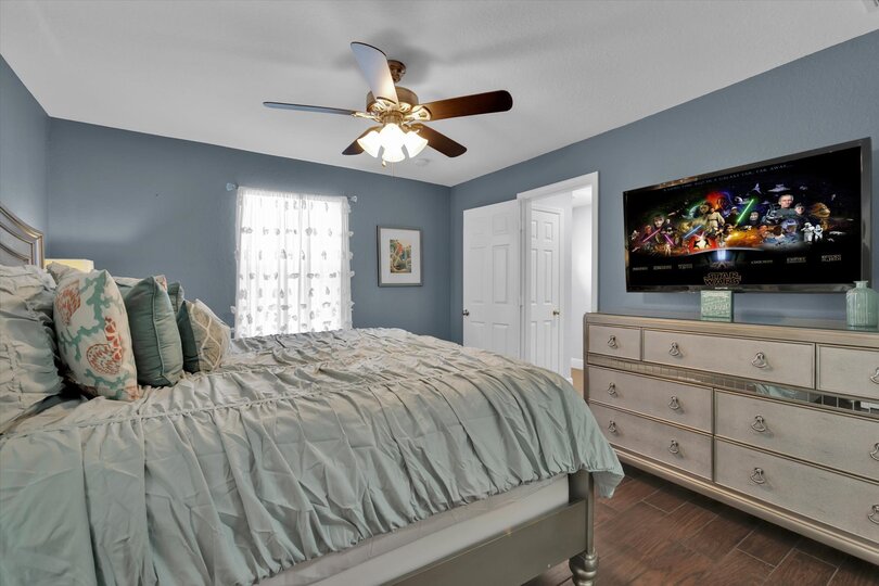 King Suite Bedroom 6 (Angle)
50" TV