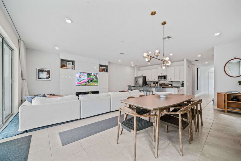 Chic and Stylish 4 Bedroom Haven in Reunion Resort