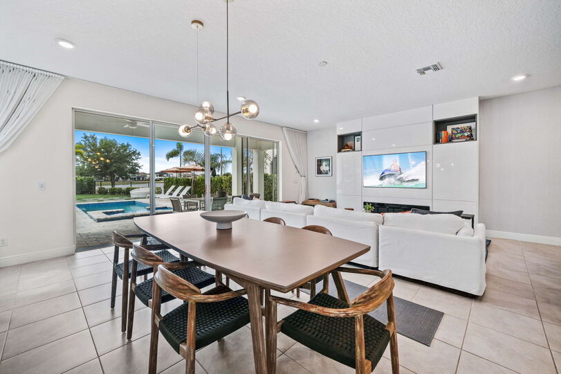 Chic and Stylish 4 Bedroom Haven in Reunion Resort