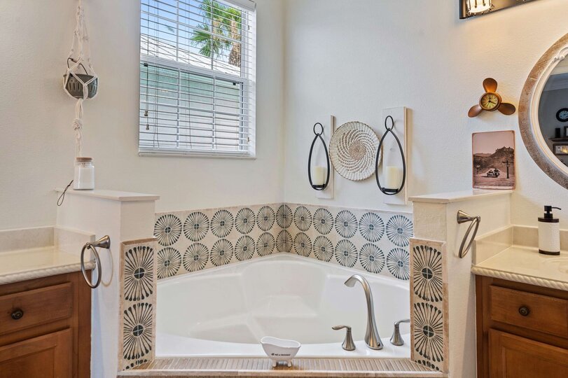 Escape to a Luxurious Safari Experience, Orlando Villa 1000