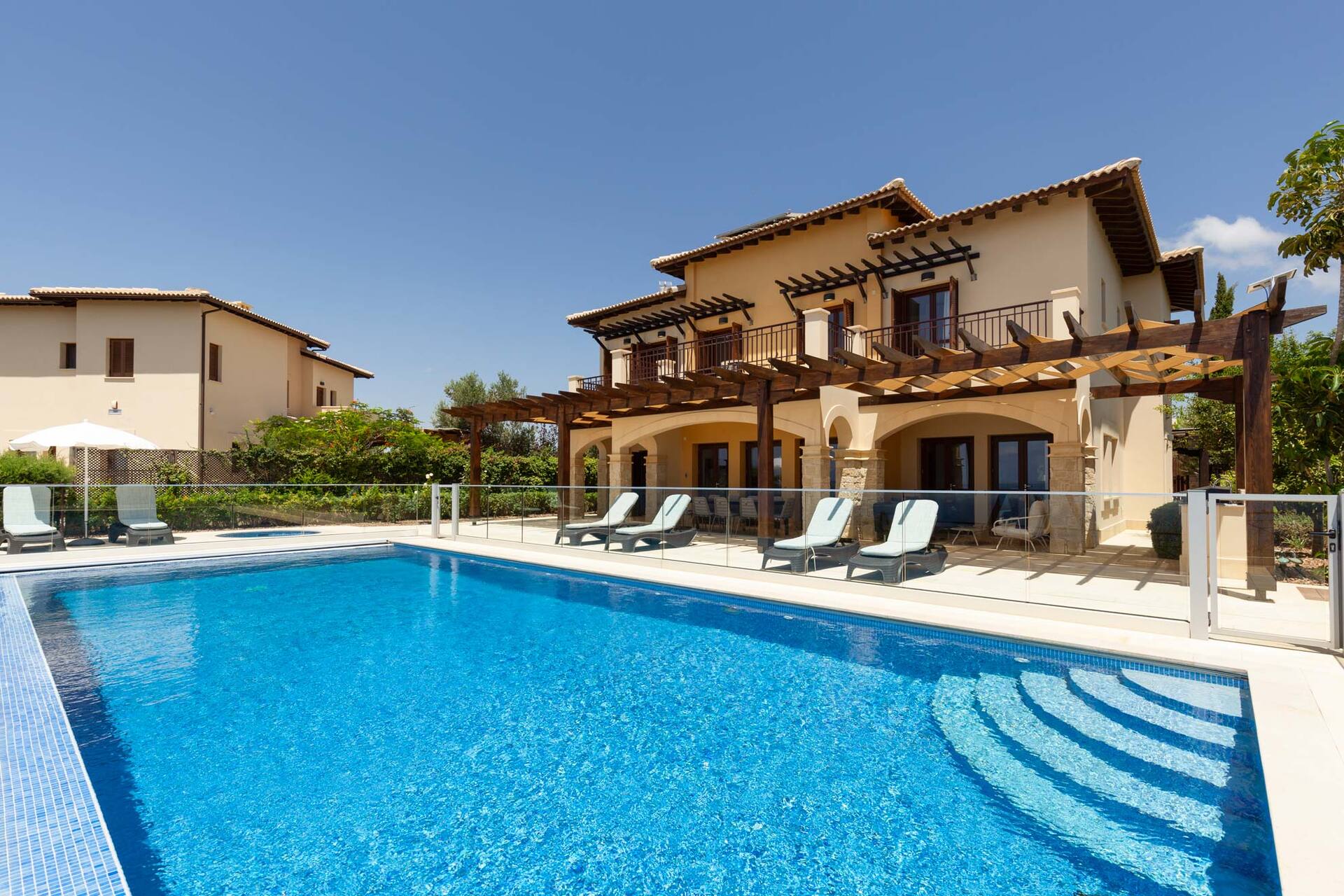 A Paradise of Luxury and Endless Sea Views