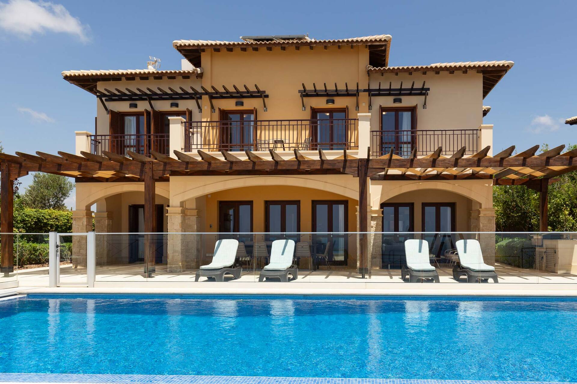 A Paradise of Luxury and Endless Sea Views