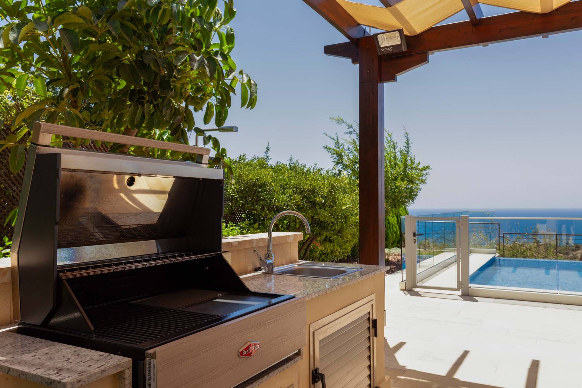 A Paradise of Luxury and Endless Sea Views