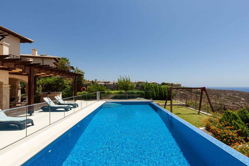 A Paradise of Luxury and Endless Sea Views