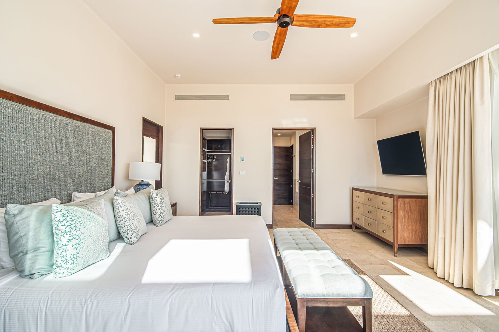 Luxurious Oasis with Breathtaking Pacific Views at Cabo San Lucas 1052