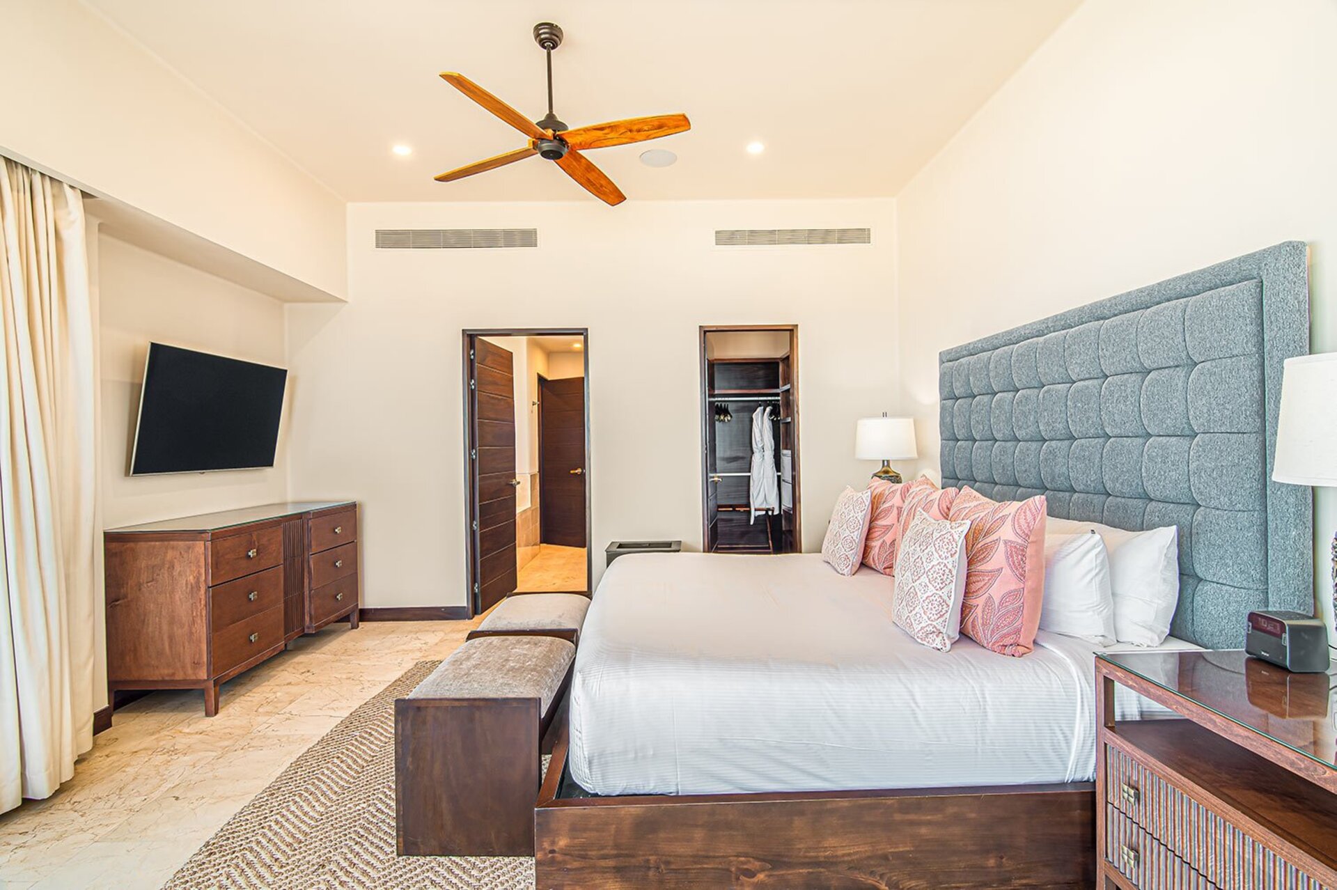 Luxurious Oasis with Breathtaking Pacific Views at Cabo San Lucas 1052