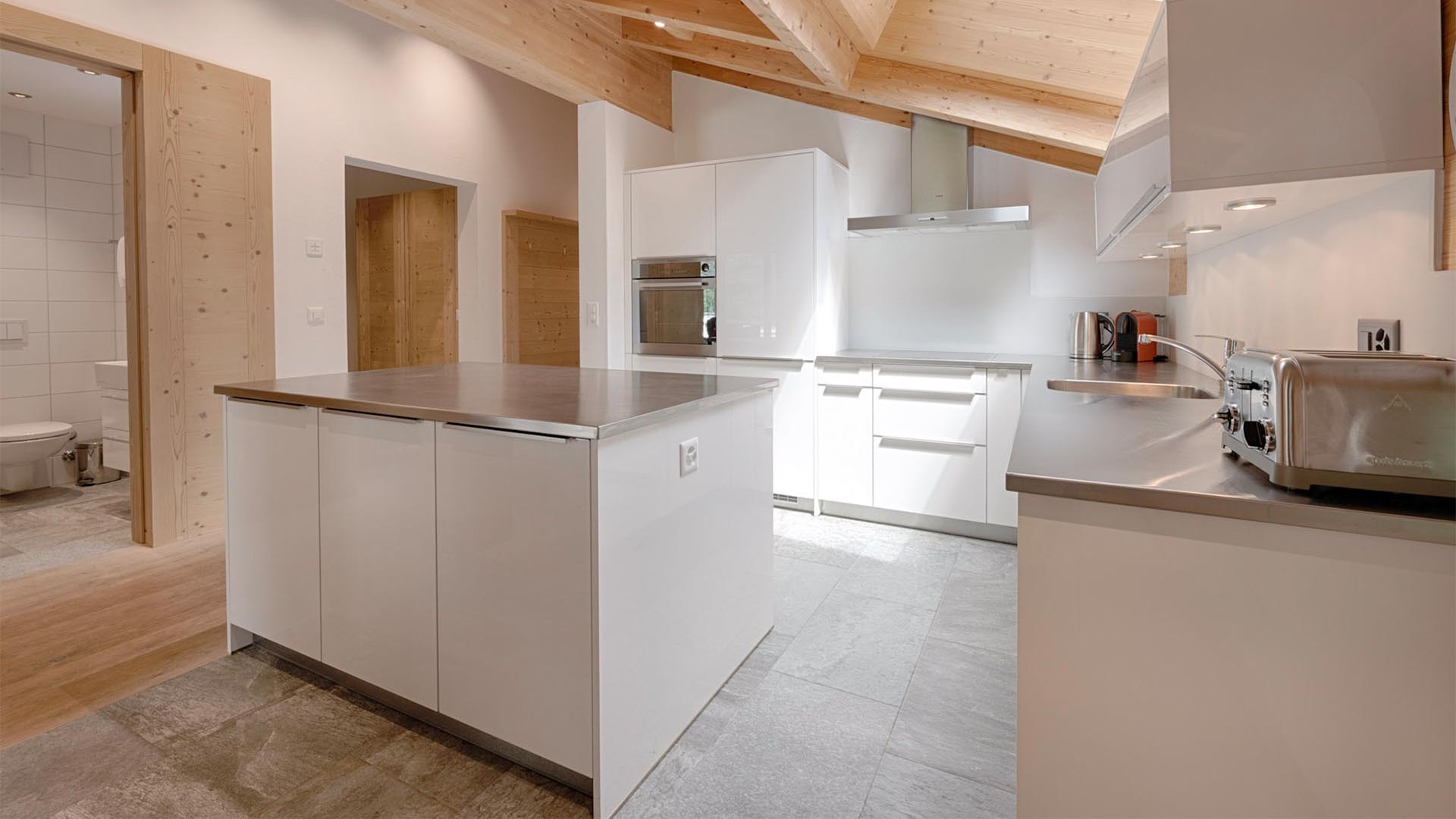 Ski-In/Ski-Out Luxury with Stunning Views, Valais Apartment 1396