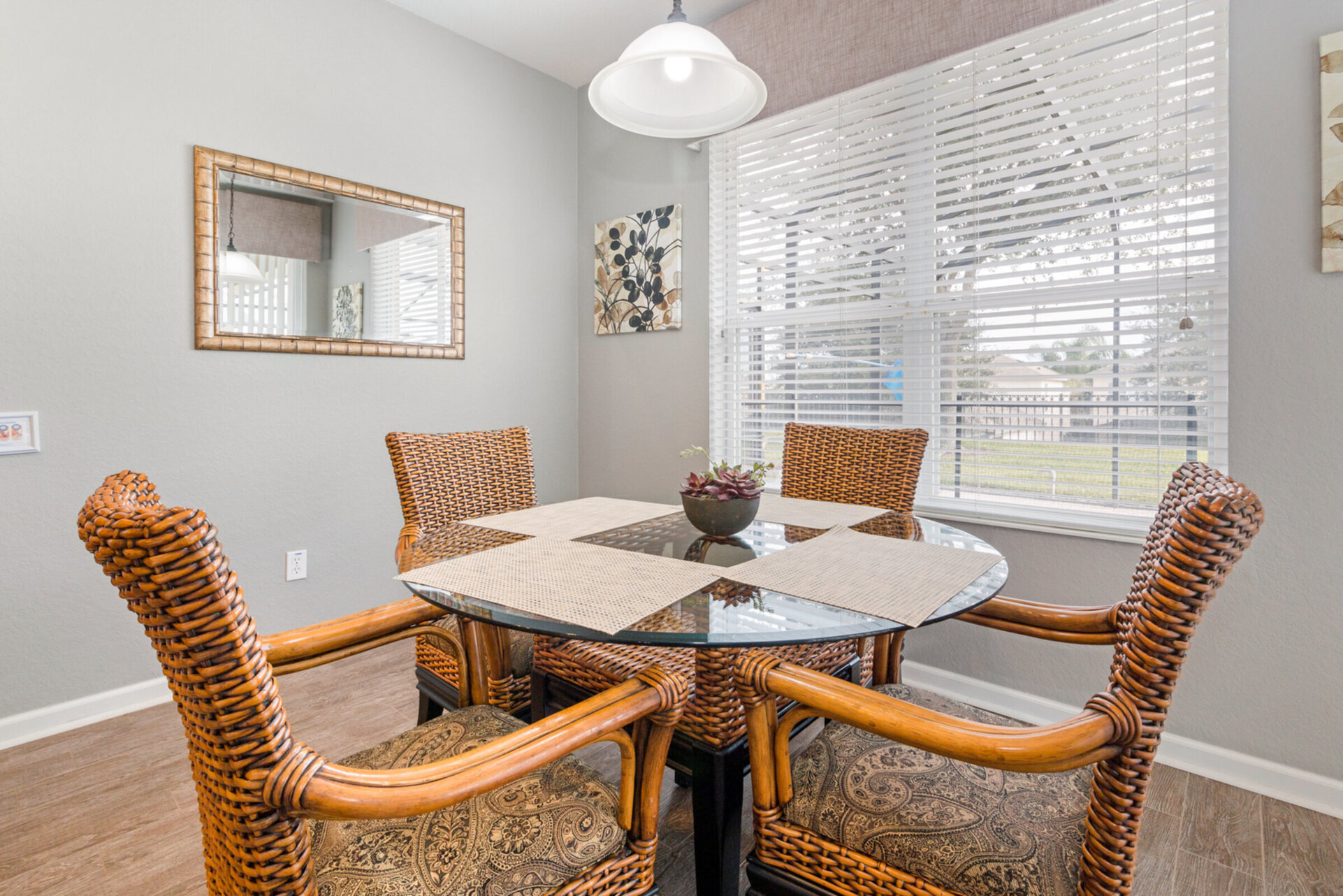 There is a kitchen nook with seating for 4