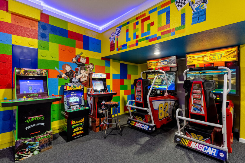 Play all day in this AWESOME arcade game room