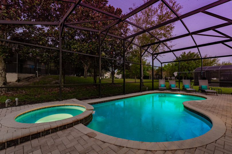 Have a relaxing evening in the spillover spa
