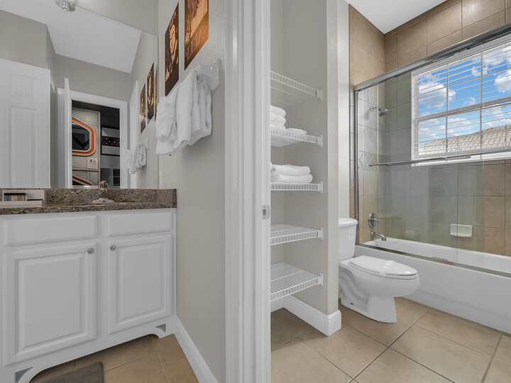 Shower/tub combination and plenty of storage