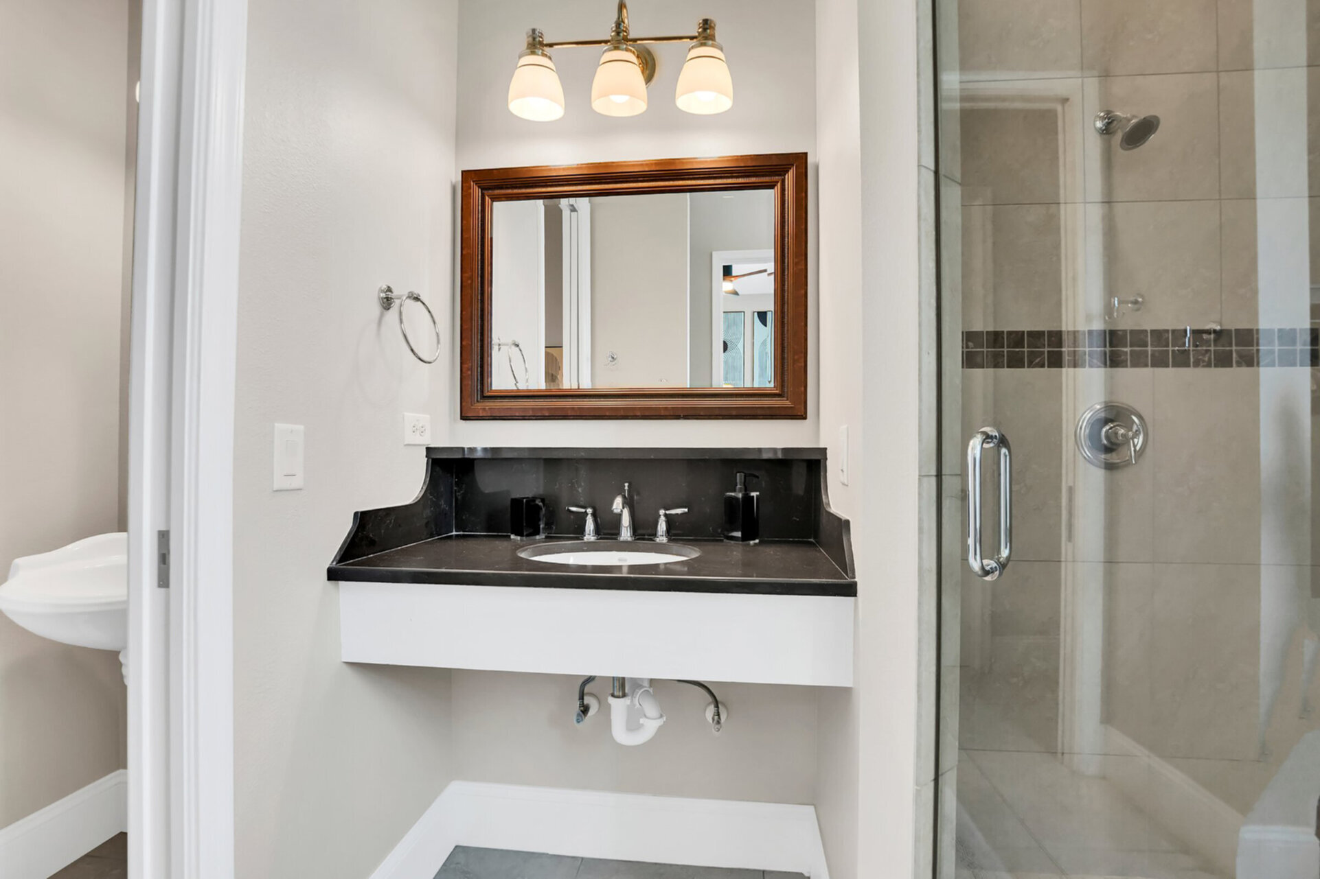 The en-suite includes a walk in shower and garden tub