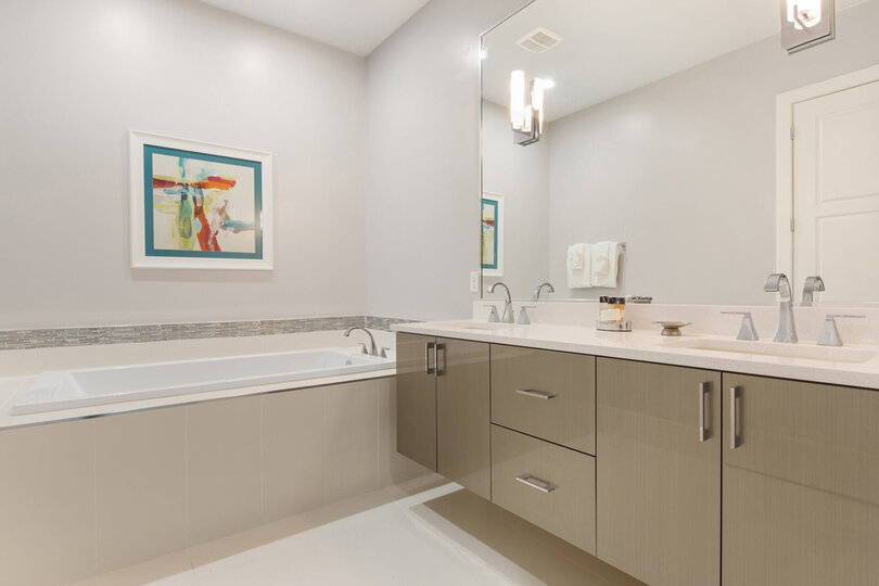 Ensuite bathroom to master suite 4