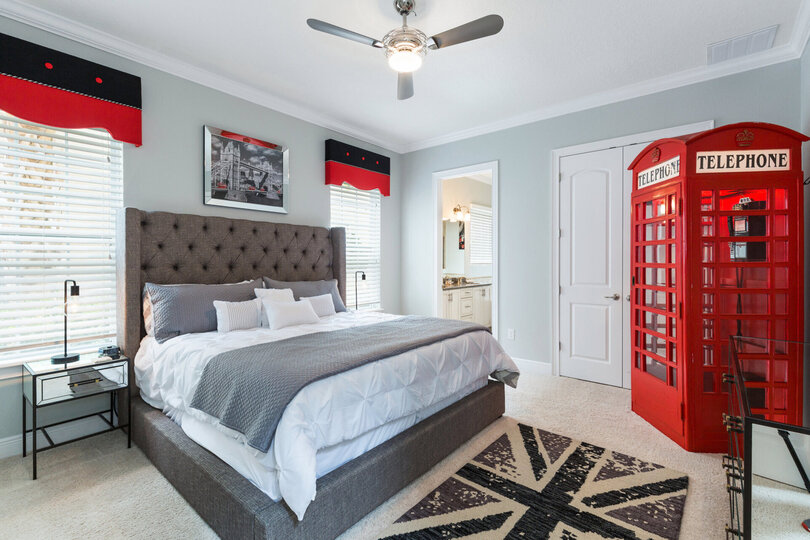 Master Suite on the ground floor with King bed, 55 inch, 4K SMART TV and en-suite bathroom