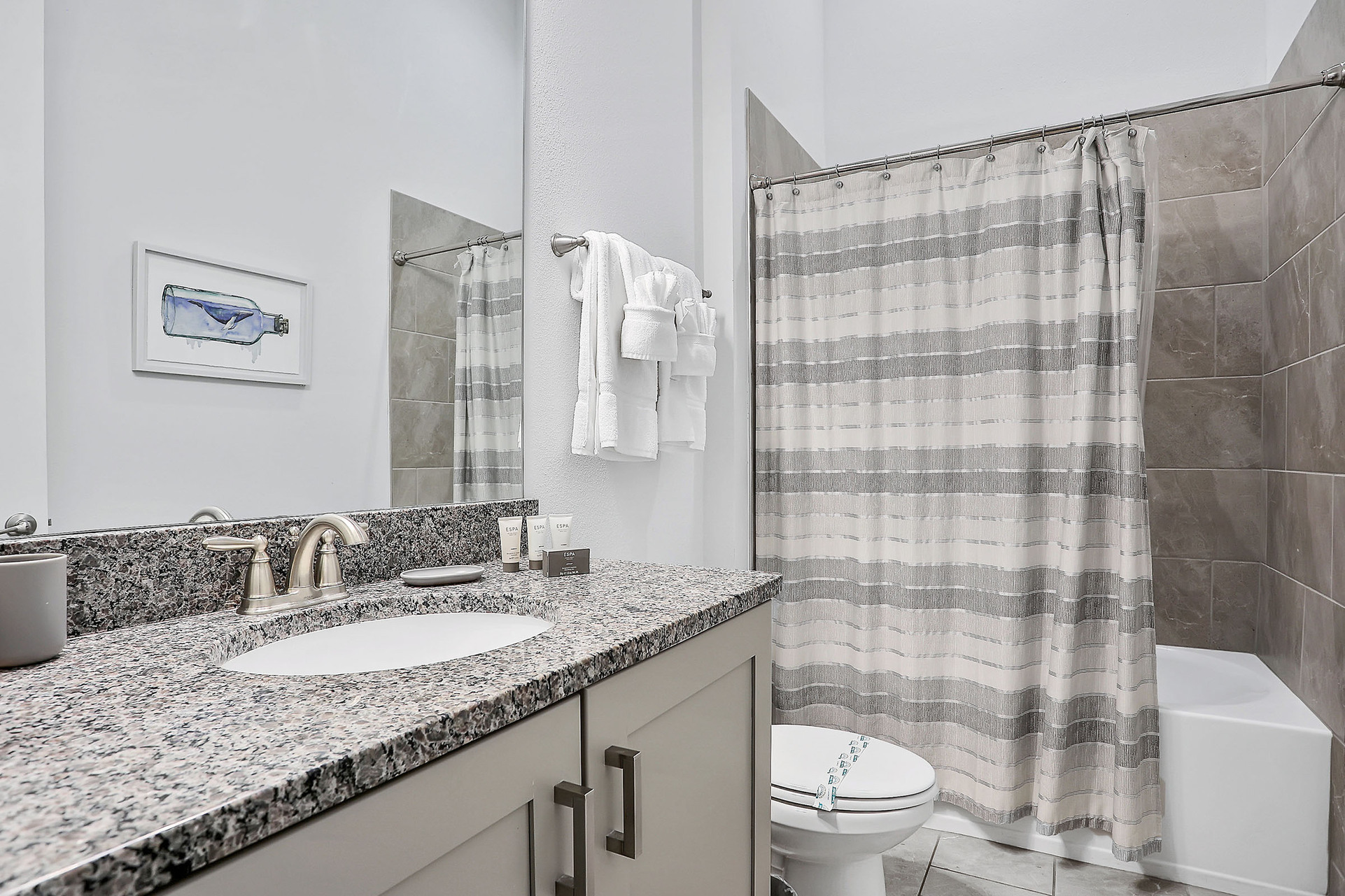 En suite bathroom with combined tub and shower