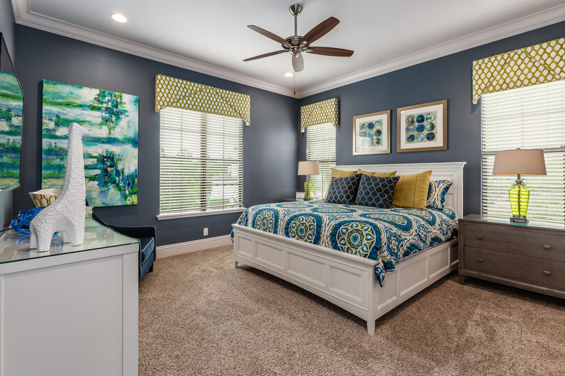 Wake up feeling fresh after a great night's sleep in this king-sized bed