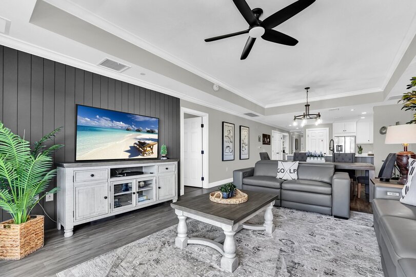 Beautifully Renovated 3 Bedroom Condo,6567