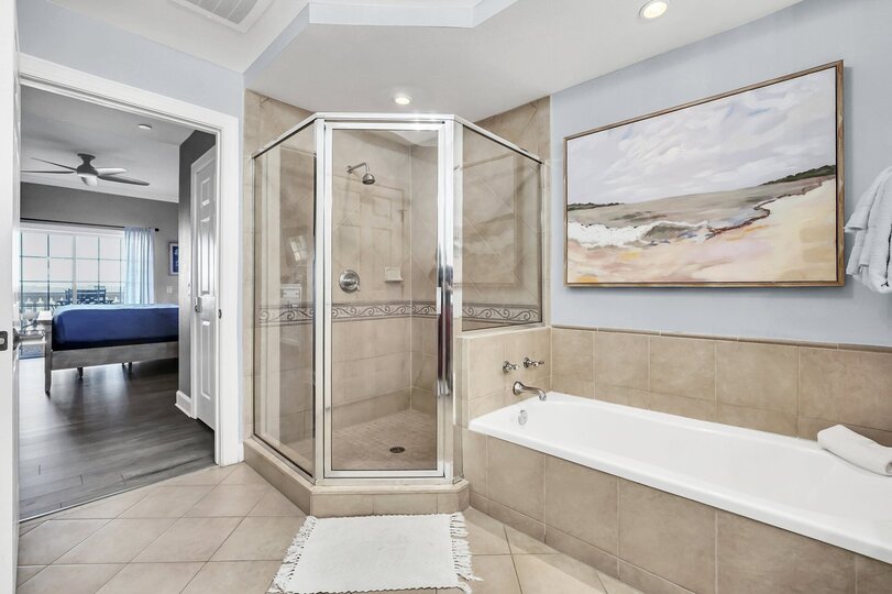Beautifully Renovated 3 Bedroom Condo,6567