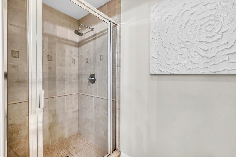 Beautifully Renovated 3 Bedroom Condo,6567