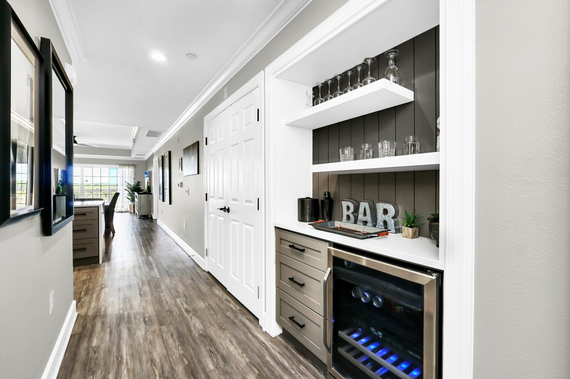 Beautifully Renovated 3 Bedroom Condo,6567