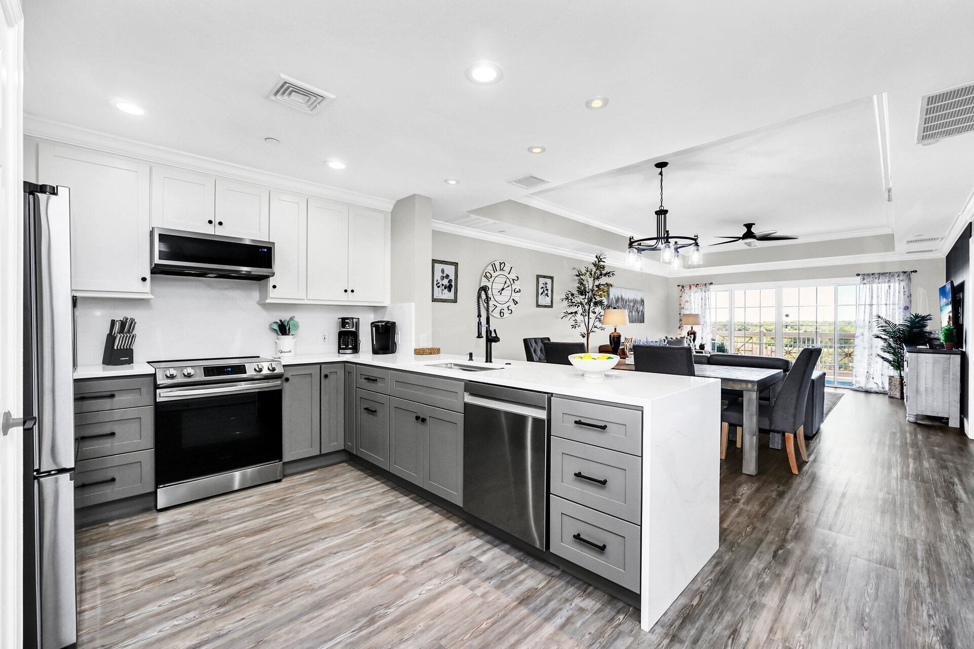 Beautifully Renovated 3 Bedroom Condo,6567