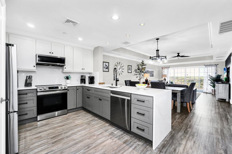 Beautifully Renovated 3 Bedroom Condo,6567