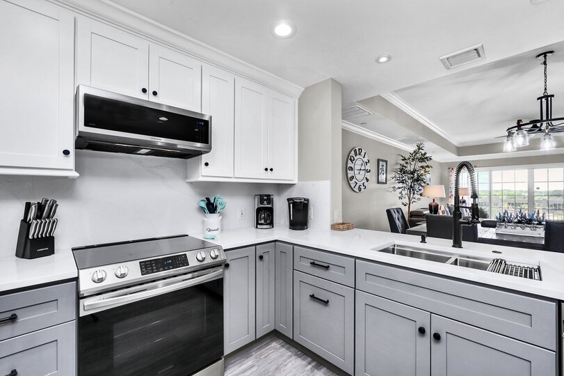 Beautifully Renovated 3 Bedroom Condo,6567