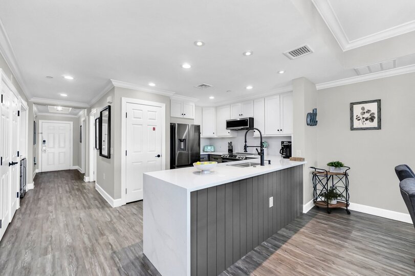 Beautifully Renovated 3 Bedroom Condo,6567