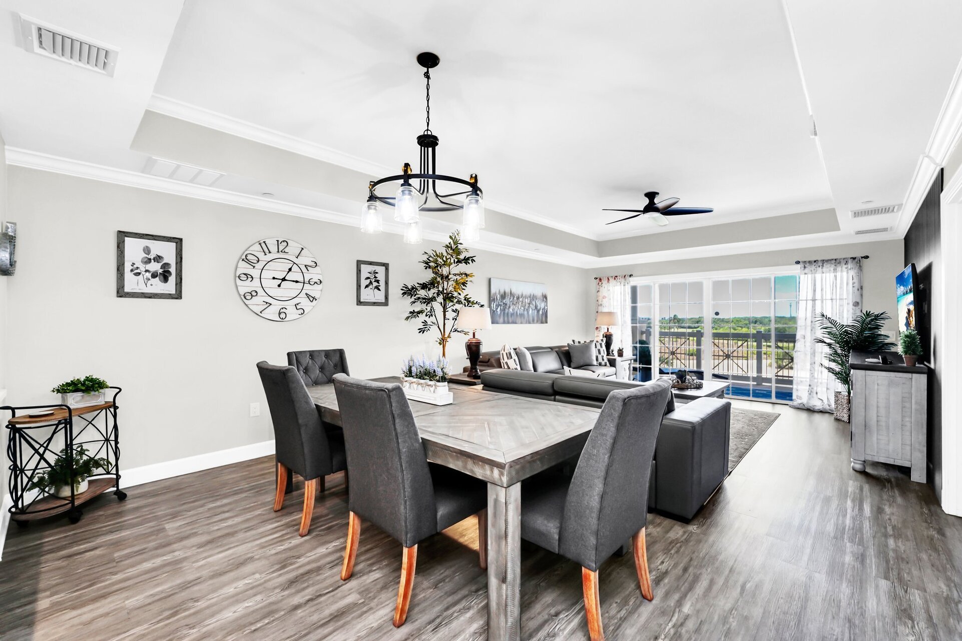 Beautifully Renovated 3 Bedroom Condo,6567
