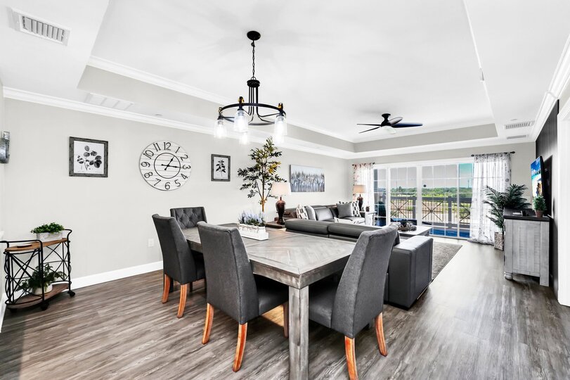 Beautifully Renovated 3 Bedroom Condo,6567