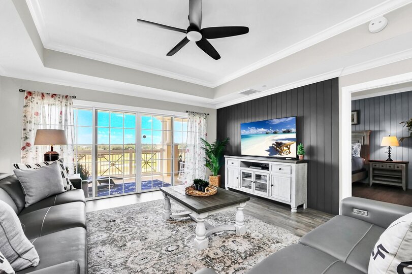 Beautifully Renovated 3 Bedroom Condo,6567