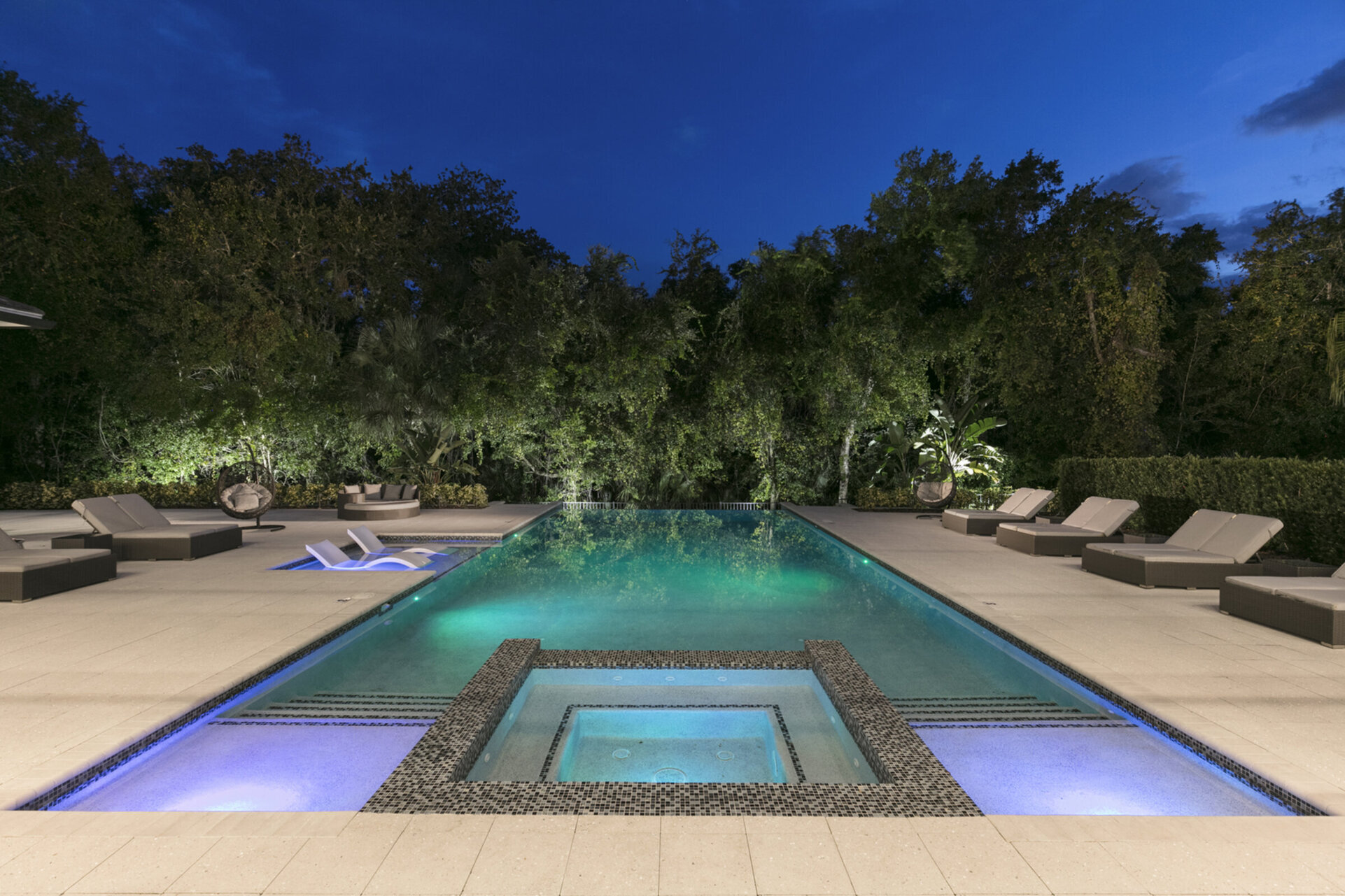 Spend the evening next to the pool with spa lights