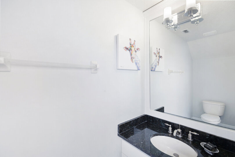 Access the pool bath directly from the private courtyard