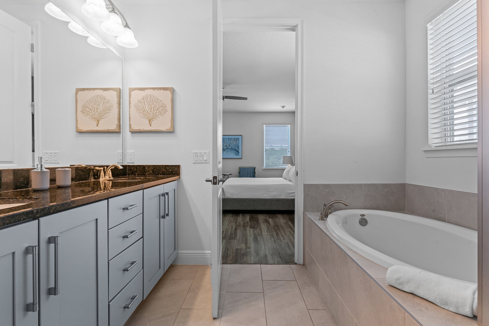 En-suite with soaking tub