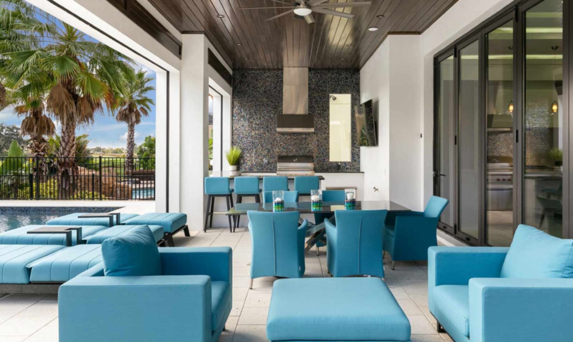 Outdoor Dining and Relaxation