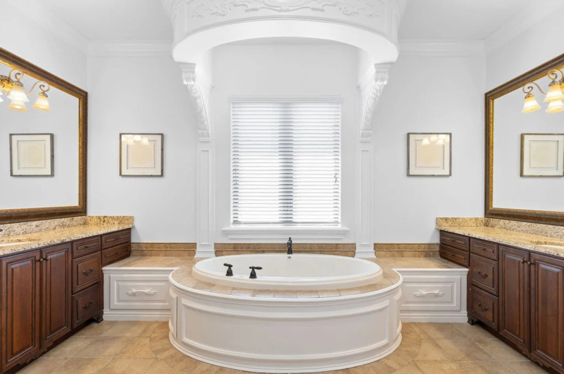 Unwind in the luxurious bath tub, offering a perfect retreat for a relaxing soak at the end of the day